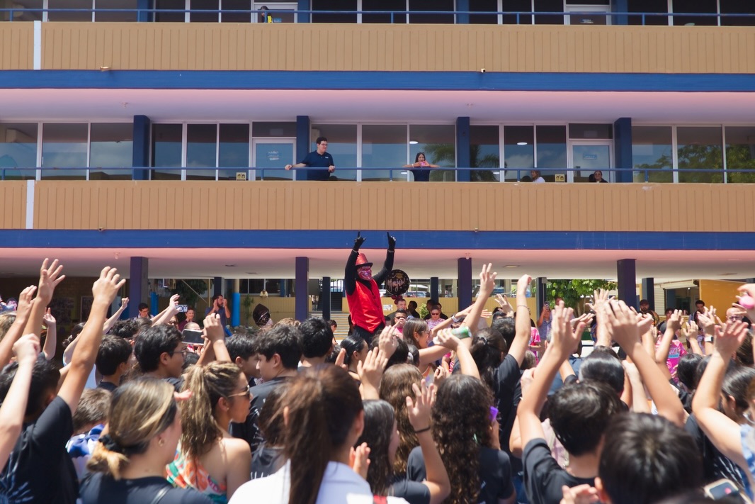 Último dia en las aulas GEN 2020-2026 #Primaria 🎓
Iniciaron llenos de retos y desafíos; tomar su primer año de primaria a distancia, reencontrar su espacio en nuevos salones con el cambio de sección, ser nativos digitales y estrechar lazos con amigos y maestros, todo esto mientras descubrían al niño(a) que fue creciendo.
¡Hoy se gradúan con mucho orgullo nuestros alumnos listos para el siguiente paso!🧑🏻🎓👩🏻🎓
Abrazos, risas, firmas, fotos, música y familia, así se vivió el último pase de lista graduados 2026. Sin duda en primaria los vamos a extrañar!!
Les deseamos todo el éxito 🙌🏻💙
#SomosFélix #Graduación #Primaria