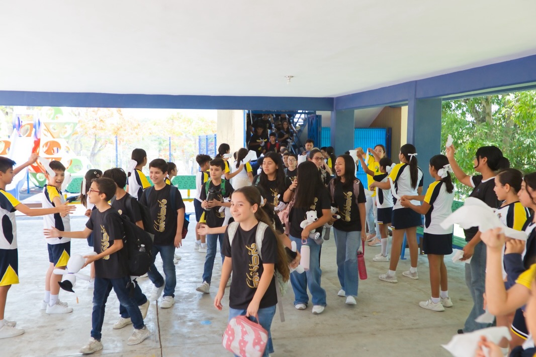 Último dia en las aulas GEN 2020-2026 #Primaria 🎓
Iniciaron llenos de retos y desafíos; tomar su primer año de primaria a distancia, reencontrar su espacio en nuevos salones con el cambio de sección, ser nativos digitales y estrechar lazos con amigos y maestros, todo esto mientras descubrían al niño(a) que fue creciendo.
¡Hoy se gradúan con mucho orgullo nuestros alumnos listos para el siguiente paso!🧑🏻🎓👩🏻🎓
Abrazos, risas, firmas, fotos, música y familia, así se vivió el último pase de lista graduados 2026. Sin duda en primaria los vamos a extrañar!!
Les deseamos todo el éxito 🙌🏻💙
#SomosFélix #Graduación #Primaria