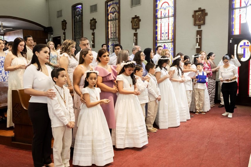 Nuestros alumnos de cuarto de primaria recibieron la más hermosa invitación de Jesús para ser su mejor amigo, es un banquete de amor en donde el Señor se hace presente para alimentarlos, escucharlos y acompañarlos siempre.
Recordemos a nuestros niños, con nuestro testimonio de Fe, que Jesús se quedó en la Eucaristía porque nos ama 🙏🏻