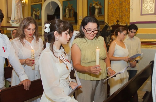 Compartimos momentos que vivieron nuestros alumnos de preparatoria que recibieron el Sacramento de la Confirmación 🕊️
Como Católicos, en el Sacramento de Confirmación fortalecemos nuestra fe con la efusión especial del Espíritu Santo, permitan que siempre sea Él quien guíe sus pasos 🙏🏻