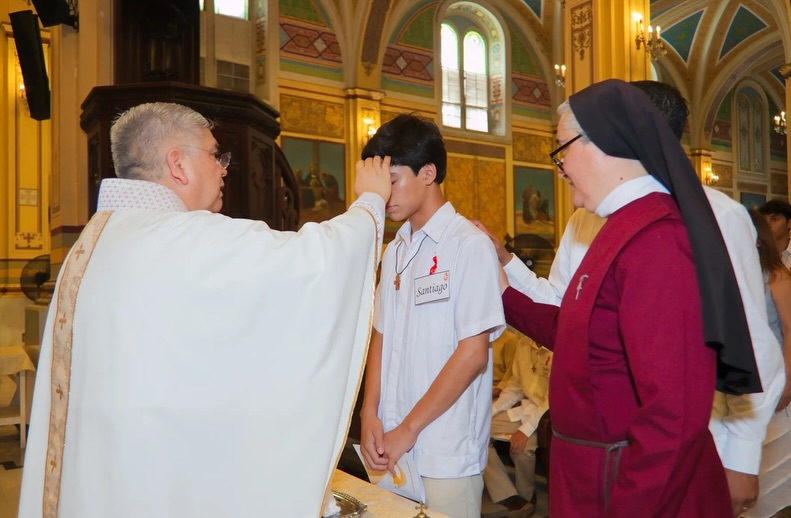 Compartimos momentos que vivieron nuestros alumnos de preparatoria que recibieron el Sacramento de la Confirmación 🕊️
Como Católicos, en el Sacramento de Confirmación fortalecemos nuestra fe con la efusión especial del Espíritu Santo, permitan que siempre sea Él quien guíe sus pasos 🙏🏻