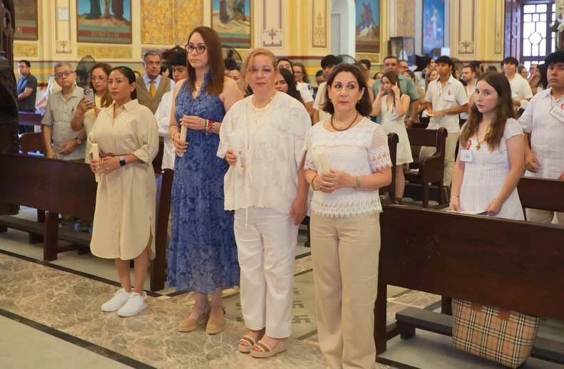 Compartimos momentos que vivieron nuestros alumnos de preparatoria que recibieron el Sacramento de la Confirmación 🕊️
Como Católicos, en el Sacramento de Confirmación fortalecemos nuestra fe con la efusión especial del Espíritu Santo, permitan que siempre sea Él quien guíe sus pasos 🙏🏻