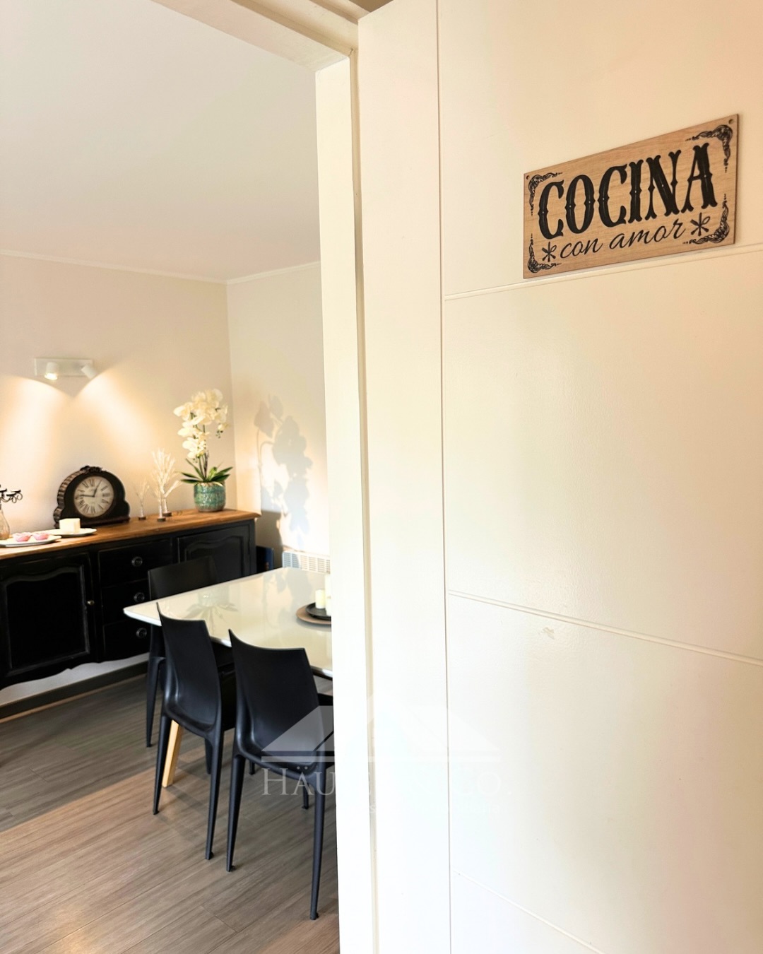 ✨ ¡NUEVO DEPARTAMENTO EN VENTA EN PUCÓN!✨
Una oportunidad única en una de las zonas más buscadas. Departamentos con estas características y ubicación ya prácticamente no se encuentran en el mercado.
📍 𝐔𝐛𝐢𝐜𝐚𝐜𝐢ó𝐧 𝐞𝐬𝐭𝐫𝐚𝐭é𝐠𝐢𝐜𝐚: Camino al Volcán, a solo 5 min del centro de Pucón. El equilibrio perfecto entre la paz del bosque nativo y la cercanía a comercio, restaurantes y la playa.
Ideal tanto para tus 𝐯𝐚𝐜𝐚𝐜𝐢𝐨𝐧𝐞𝐬 en cualquier época del año como para una 𝐢𝐧𝐯𝐞𝐫𝐬𝐢ó𝐧 de alta rentabilidad en arriendos temporales.
⭐️Características principales:
• 85 m² totales | 4to piso (Orientación Oriente ☀️)
• 3 dormitorios (principal en suite) | 2 baños
• Cocina tradicional equipada + amplio living-comedor con terraza
• Incluye estacionamiento, cortinas e iluminación
⭐️Atractivos del condominio:
Seguridad 24/7, piscinas rodeadas de naturaleza, quinchos, cancha de fútbol, juegos infantiles y estacionamiento de visitas.
💰 Gastos comunes: $90.000 aprox.
💵 VALOR DE VENTA:
• Sin muebles: UF 4.790
• Con muebles: UF 5.090
⚡ Disponibilidad inmediata. Listo para escriturar y comenzar a disfrutar o rentabilizar.
📲 ¿TE GUSTARÍA CONOCERLO?
Comenta la palabra VISITA aquí abajo 👇 y te contactaremos por privado para enviarte más detalles o agendar tu hora. ¡También puedes escribirnos al wsp +56975598897!
