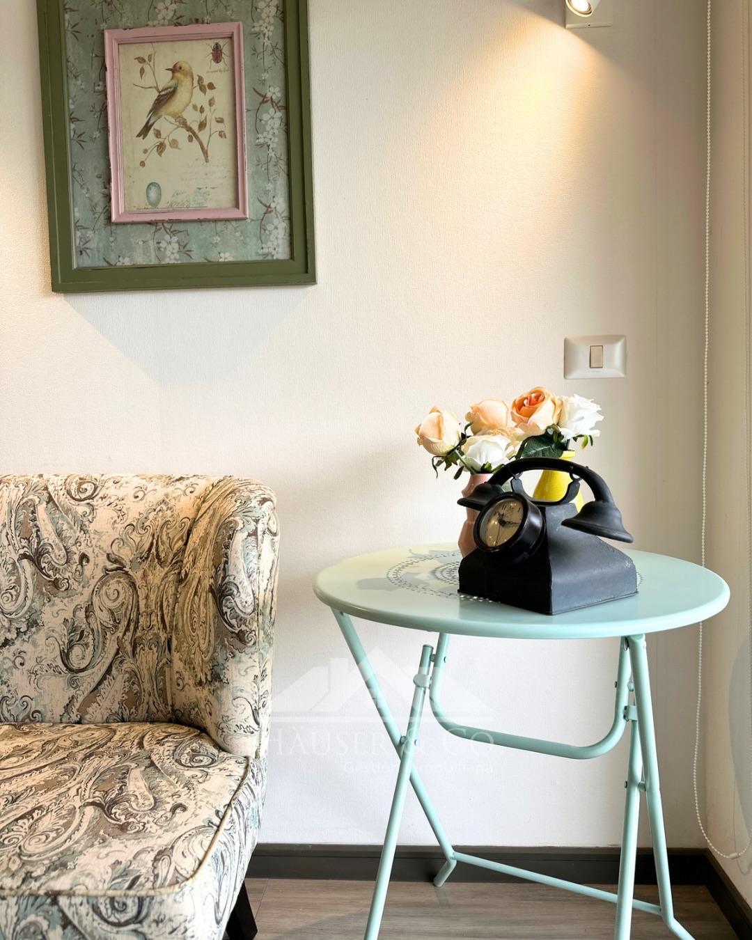 ✨ ¡NUEVO DEPARTAMENTO EN VENTA EN PUCÓN!✨
Una oportunidad única en una de las zonas más buscadas. Departamentos con estas características y ubicación ya prácticamente no se encuentran en el mercado.
📍 𝐔𝐛𝐢𝐜𝐚𝐜𝐢ó𝐧 𝐞𝐬𝐭𝐫𝐚𝐭é𝐠𝐢𝐜𝐚: Camino al Volcán, a solo 5 min del centro de Pucón. El equilibrio perfecto entre la paz del bosque nativo y la cercanía a comercio, restaurantes y la playa.
Ideal tanto para tus 𝐯𝐚𝐜𝐚𝐜𝐢𝐨𝐧𝐞𝐬 en cualquier época del año como para una 𝐢𝐧𝐯𝐞𝐫𝐬𝐢ó𝐧 de alta rentabilidad en arriendos temporales.
⭐️Características principales:
• 85 m² totales | 4to piso (Orientación Oriente ☀️)
• 3 dormitorios (principal en suite) | 2 baños
• Cocina tradicional equipada + amplio living-comedor con terraza
• Incluye estacionamiento, cortinas e iluminación
⭐️Atractivos del condominio:
Seguridad 24/7, piscinas rodeadas de naturaleza, quinchos, cancha de fútbol, juegos infantiles y estacionamiento de visitas.
💰 Gastos comunes: $90.000 aprox.
💵 VALOR DE VENTA:
• Sin muebles: UF 4.790
• Con muebles: UF 5.090
⚡ Disponibilidad inmediata. Listo para escriturar y comenzar a disfrutar o rentabilizar.
📲 ¿TE GUSTARÍA CONOCERLO?
Comenta la palabra VISITA aquí abajo 👇 y te contactaremos por privado para enviarte más detalles o agendar tu hora. ¡También puedes escribirnos al wsp +56975598897!