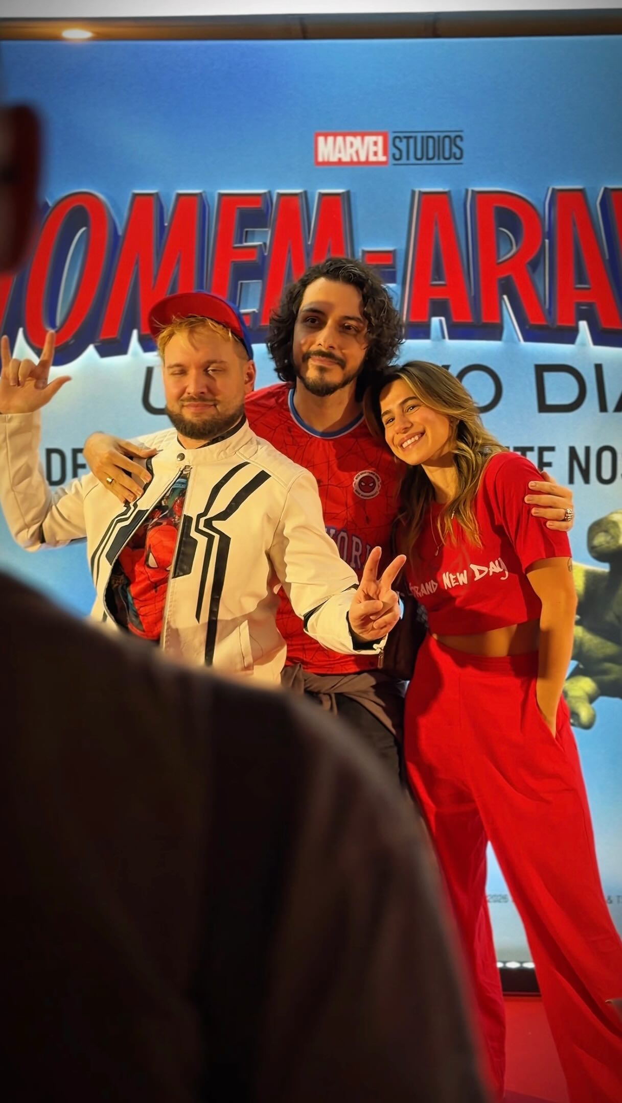 Essa energia já diz tudo: esse vai ser um daqueles filmes que a gente VIVE do começo ao fim!🕷️💚
Na pré-estreia de Homem-Aranha: Um Novo Dia, conversamos com os dubladores Wirley Contaifer, Ana Elena Bittencourt, Pablo Argôllo, Nany Assis e Silvio Gonzales, além do diretor Daniel Simões, que compartilharam a expectativa, o carinho e a paixão por dar voz a esse universo tão amado pelos fãs! 🕸️
Agora é só garantir o ingresso dessa lançamento da @sonypicturesbr assistir dublado e viver essa nova aventura na versão brasileira da Delart Rio!🎙️💚
#HomemAranhaUmNovoDia
#DublagemBrasileira
#DelartRio
