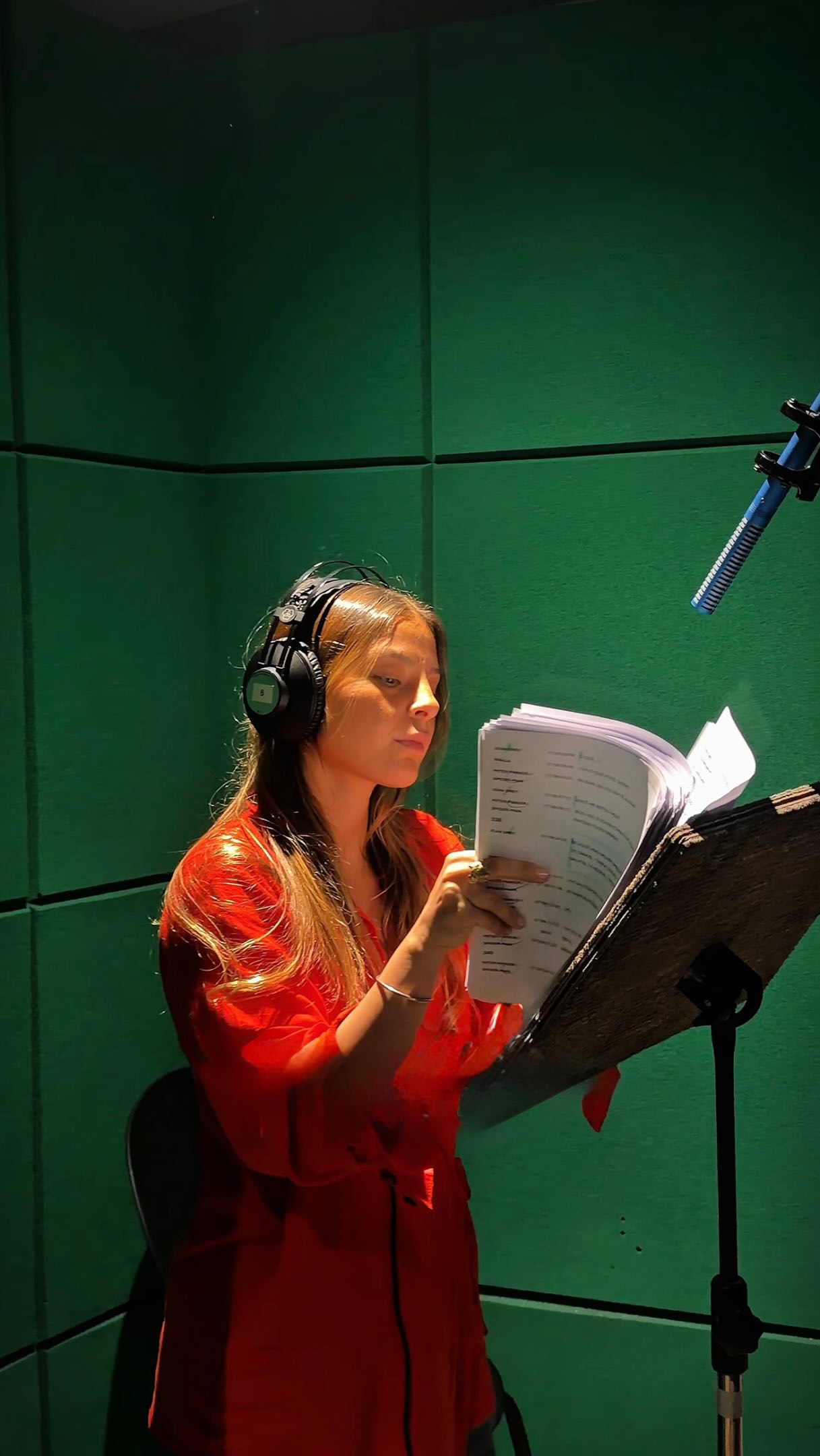 De São Paulo à Delart Rio, a personagem encontrou sua voz 💚
Isabella Guarnieri, voz brasileira da Jean Grey em Homem-Aranha: Um Novo Dia, veio até a casinha verde para viver esse processo de dublagem 🎧 e o resultado foi daqueles que emocionam!
Entre vozes, encontros e muita entrega, nasce mais um capítulo dessa história na versão brasileira! 🕷️🕸️
Homem-Aranha: Um Novo Dia da @sonypicturesbr já está nos cinemas na versão brasileira Delart Rio 🎙️💚
#HomemAranhaUmNovoDia
#DublagemBrasileira
#DelartRio