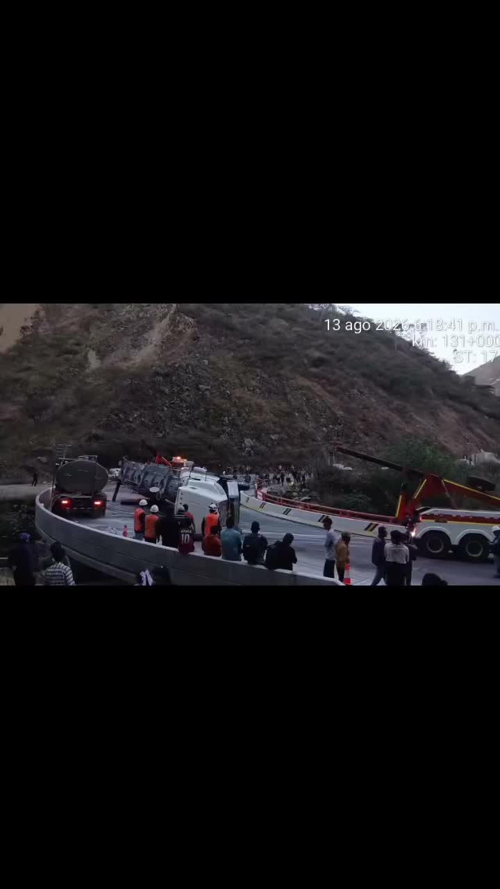 Así fue el remolque del tráiler que se volcó en la ruta Cajamarca - Chilete #chiletepe Así fue el remolque del tráiler que se volcó en la ruta Cajamarca - Chilete #chiletepe