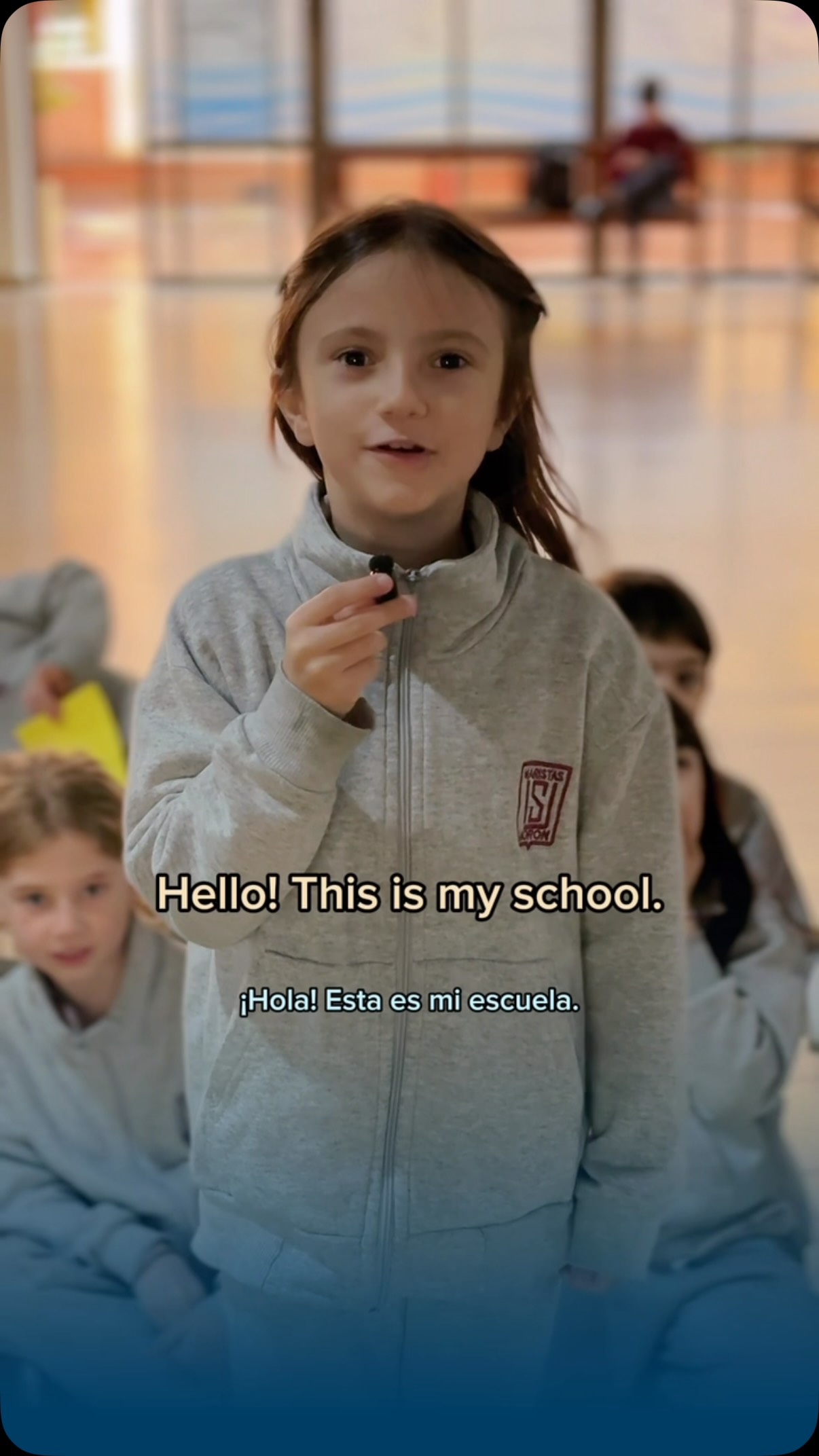 ¡Bienvenidos a nuestro recorrido por la escuela! 🏫✨ Nuestros alumnos de 2.° grado tomaron el micrófono para explorar una gran pregunta: “¿En qué se diferencian las escuelas alrededor del mundo?” 🌍¡Miren cómo nos muestran sus lugares favoritos del colegio, totalmente en inglés! Agradecemos a Miss Euge por su guía y a nuestros increíbles chicos por todo su esfuerzo, sus grandes sonrisas y su entusiasmo. ¡Estamos muy orgullosos de ustedes! ❤️