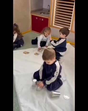 Compartimos una propuesta entre las dos salas de 3, invitando a los niños a ingresar en medias a un escenario lúdico especialmente preparado. Un espacio completamente blanco y metalizado que despertó curiosidad y asombro, donde pudieron explorar, tocar, descubrir y jugar libremente con los diferentes materiales, disfrutando de una experiencia sensorial y divertida junto a sus pares.