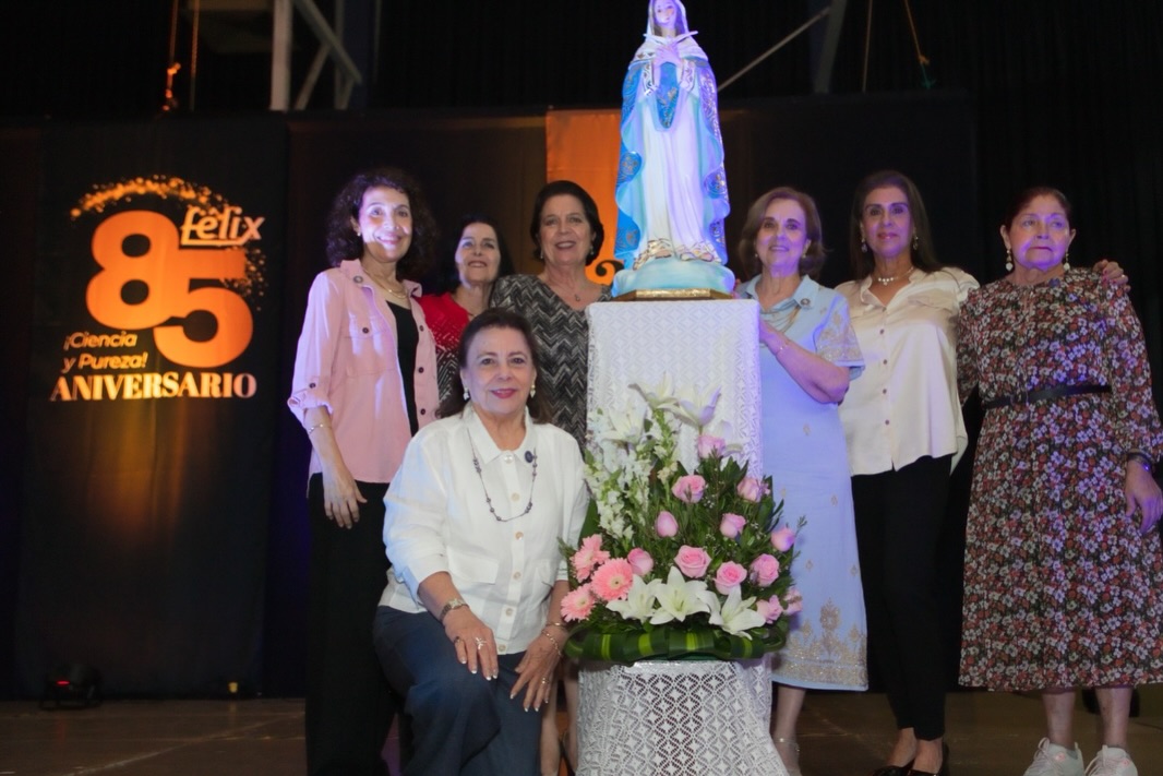 El pasado sábado 3 de octubre se llevó a cabo la primera celebración de nuestro Aniversario 85🤩
Con recuerdos, fotos, amigos y abrazos, exalumnos y padres de familia de diferentes generaciones que han pasado por las aulas del Colegio Félix de Jesús Rougier se dieron cita en el Colegio💙
El Padre Gustavo Solís celebró la Misa en acción de gracias y nuestra Directora General Madre Franci Alejandra Nungaray dio emotivas palabras que resumen el amor, servicio y dedicación que la Congregación MESST ha puesto al cabo de ocho décadas y media que han sido parte de muchas historias de vida para la comunidad Félix.
Juntos sigamos caminando de la mano de Dios y bajo el Manto de Nuestra Virgen de la Encarnación✨
#siempreFélix #Aniversario85 #Celebración #EducaciónconValores