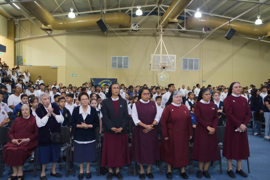 Celebrando en casa nuestros primeros 85 años de servicio a la educación🤩💙
Este lunes 5 de octubre, nuestro Obispo, Sr. Margarito Salazar Cárdenas, ofició la Eucaristía en acción de gracias con la comunidad estudiantil y posteriormente hicimos recorrido a todas las secciones: Preparatoria, Secundaria, Primaria y Preescolar para tomar la foto del recuerdo y compartir la alegría del festejo.
#85Aniversario #SomosFélix #ColegioCatólico