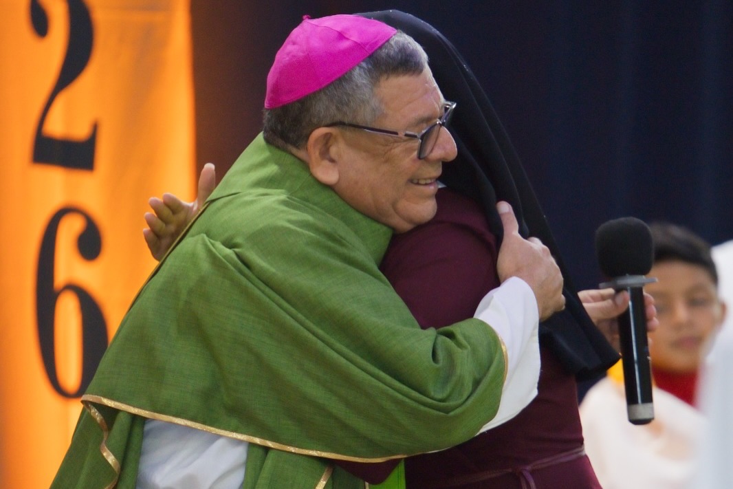 Celebrando en casa nuestros primeros 85 años de servicio a la educación🤩💙
Este lunes 5 de octubre, nuestro Obispo, Sr. Margarito Salazar Cárdenas, ofició la Eucaristía en acción de gracias con la comunidad estudiantil y posteriormente hicimos recorrido a todas las secciones: Preparatoria, Secundaria, Primaria y Preescolar para tomar la foto del recuerdo y compartir la alegría del festejo.
#85Aniversario #SomosFélix #ColegioCatólico