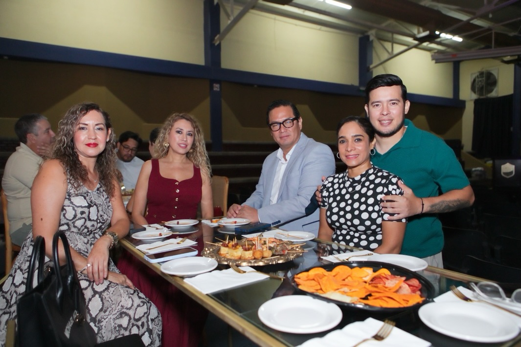 El pasado sábado 3 de octubre se llevó a cabo la primera celebración de nuestro Aniversario 85🤩
Con recuerdos, fotos, amigos y abrazos, exalumnos y padres de familia de diferentes generaciones que han pasado por las aulas del Colegio Félix de Jesús Rougier se dieron cita en el Colegio💙
El Padre Gustavo Solís celebró la Misa en acción de gracias y nuestra Directora General Madre Franci Alejandra Nungaray dio emotivas palabras que resumen el amor, servicio y dedicación que la Congregación MESST ha puesto al cabo de ocho décadas y media que han sido parte de muchas historias de vida para la comunidad Félix.
Juntos sigamos caminando de la mano de Dios y bajo el Manto de Nuestra Virgen de la Encarnación✨
#siempreFélix #Aniversario85 #Celebración #EducaciónconValores