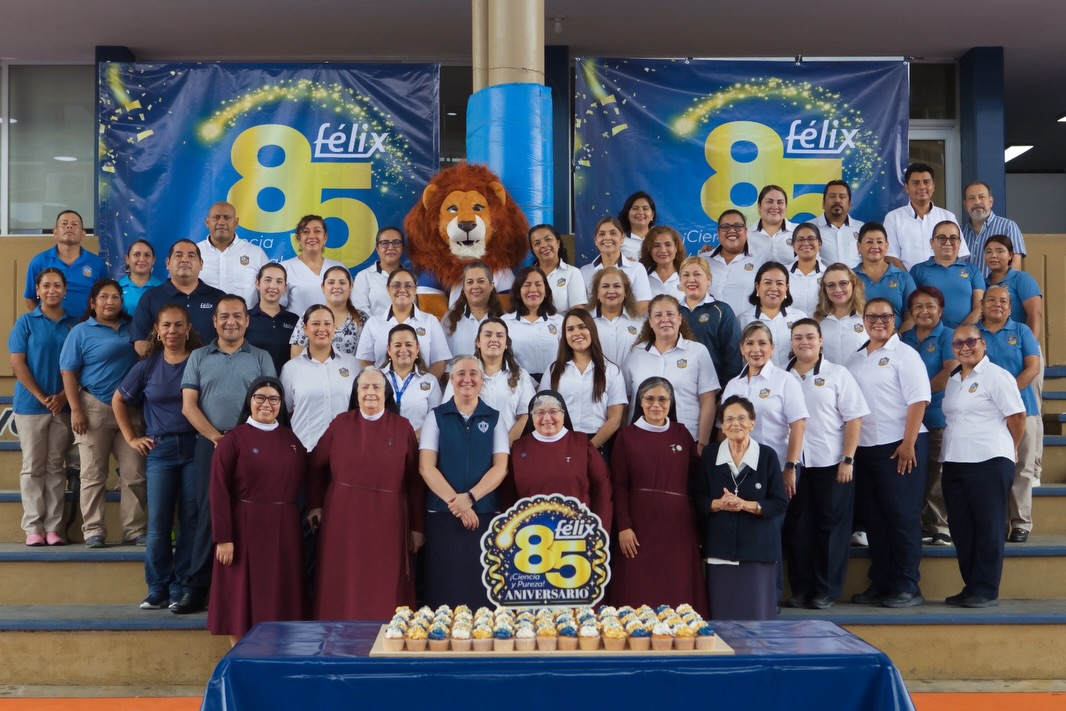 Celebrando en casa nuestros primeros 85 años de servicio a la educación🤩💙
Este lunes 5 de octubre, nuestro Obispo, Sr. Margarito Salazar Cárdenas, ofició la Eucaristía en acción de gracias con la comunidad estudiantil y posteriormente hicimos recorrido a todas las secciones: Preparatoria, Secundaria, Primaria y Preescolar para tomar la foto del recuerdo y compartir la alegría del festejo.
#85Aniversario #SomosFélix #ColegioCatólico