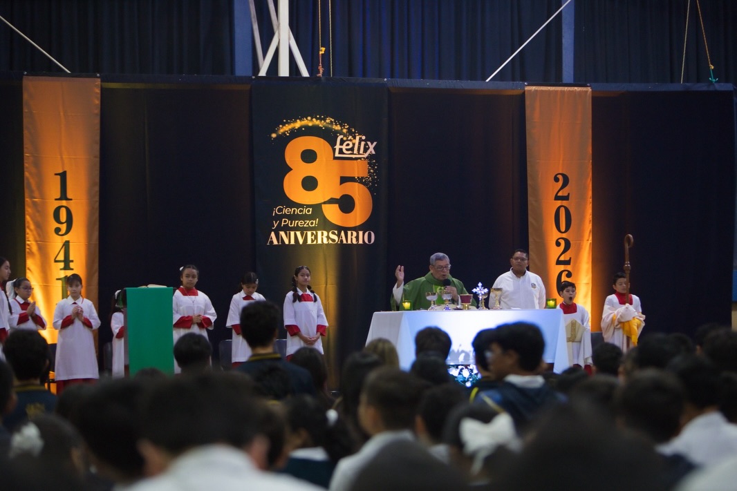 Celebrando en casa nuestros primeros 85 años de servicio a la educación🤩💙
Este lunes 5 de octubre, nuestro Obispo, Sr. Margarito Salazar Cárdenas, ofició la Eucaristía en acción de gracias con la comunidad estudiantil y posteriormente hicimos recorrido a todas las secciones: Preparatoria, Secundaria, Primaria y Preescolar para tomar la foto del recuerdo y compartir la alegría del festejo.
#85Aniversario #SomosFélix #ColegioCatólico