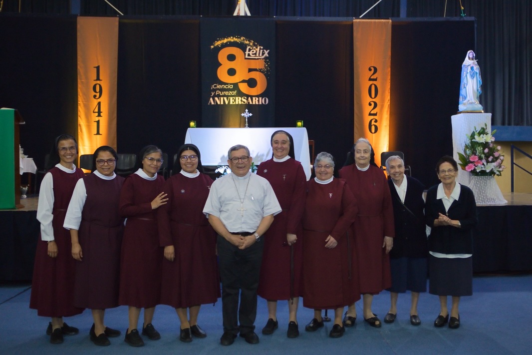 Celebrando en casa nuestros primeros 85 años de servicio a la educación🤩💙
Este lunes 5 de octubre, nuestro Obispo, Sr. Margarito Salazar Cárdenas, ofició la Eucaristía en acción de gracias con la comunidad estudiantil y posteriormente hicimos recorrido a todas las secciones: Preparatoria, Secundaria, Primaria y Preescolar para tomar la foto del recuerdo y compartir la alegría del festejo.
#85Aniversario #SomosFélix #ColegioCatólico